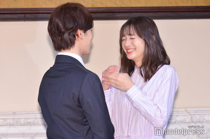 「見つめ合って!」という記者からのリクエストに応じてくれたTATSU、足立梨花(C)モデルプレス