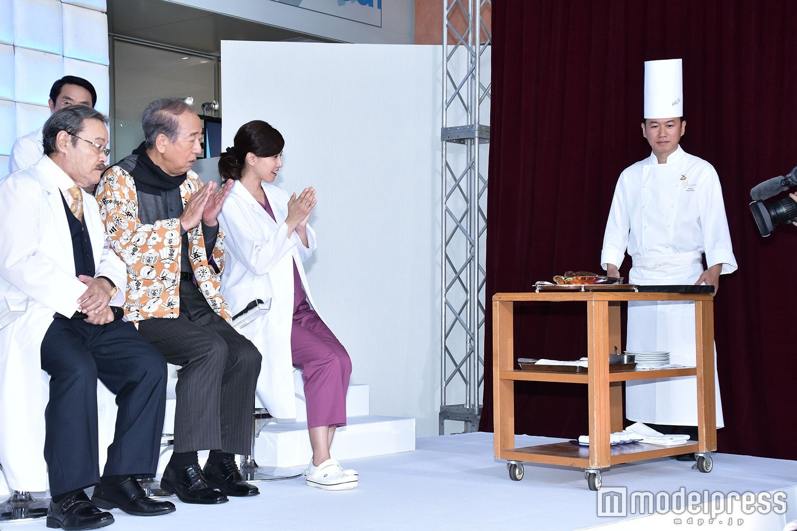 出演者の前に運ばれてきた高級和牛（C）モデルプレス