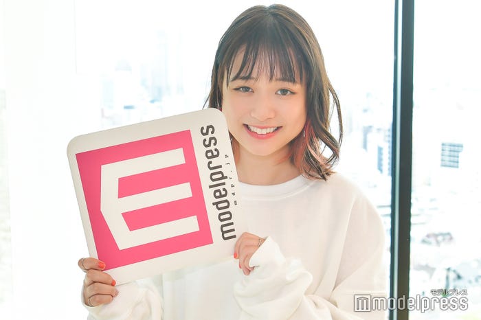 やっと気づいた!最後は満面の笑み。(C)モデルプレス