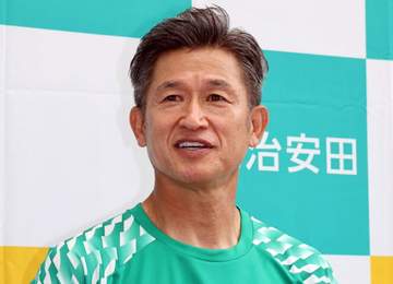 キングカズ59歳4カ月ゴールシーンがすごっ！右サイドから切り込んだ仲間のパスを受ける→相手2人に挟まれながら押し込む “カズダンス”はせず