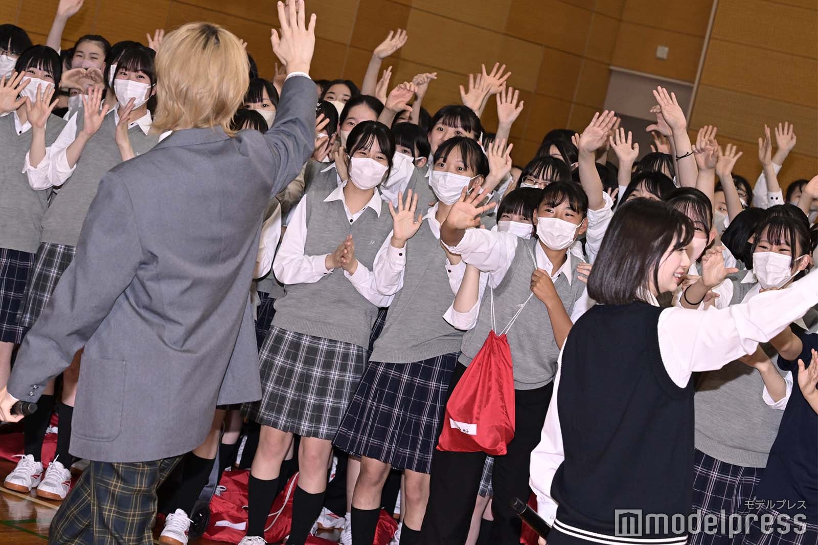 生徒に手を振る高橋文哉、桜田ひより（C）モデルプレス