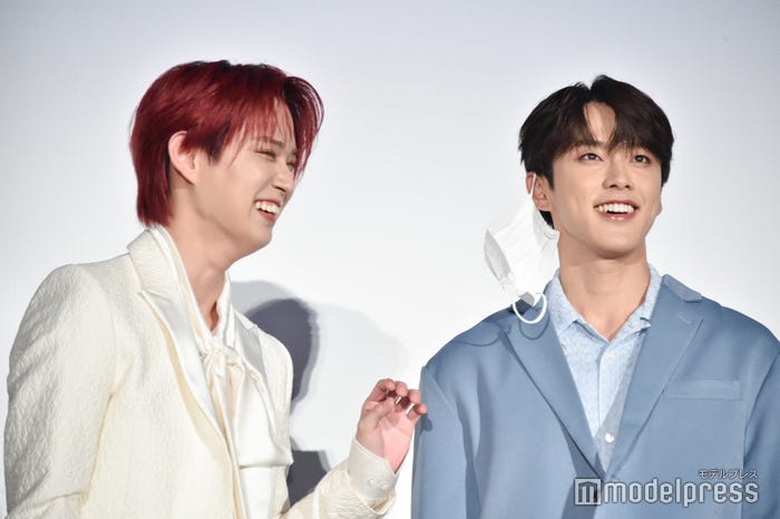 河野純喜のマスクを外した白岩瑠姫(C)モデルプレス