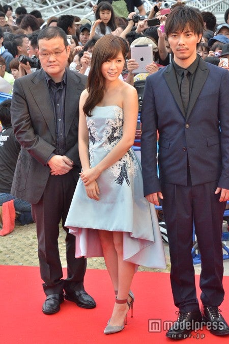 （中央）前田敦子、（左）成宮寛貴