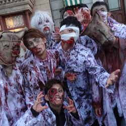 USJに「仮装男子」が増加中!ゾンビやスパイダーマン姿の“男子ハロウィーン”がブーム/ゾンビ仮装の男性9人組/画像提供:ユー・エス・ジェイ