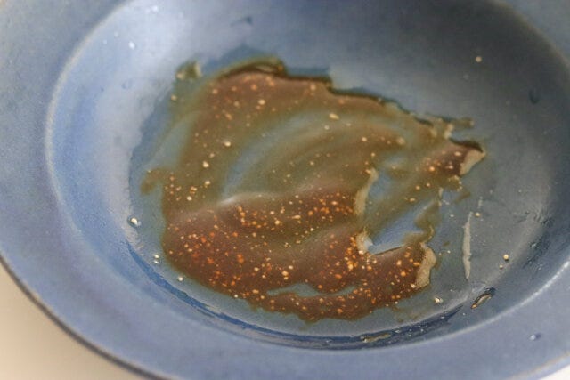 器に鶏がらスープの素、砂糖、しょうゆ、オイスターソース、ごま油、にんにく(チューブ)を混ぜ合わせる。 器に鶏がらスープの素、砂糖、しょうゆ、オイスターソース、ごま油、にんにく(チューブ)を混ぜ合わせる。