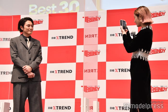 清野菜名に写真を撮られる間宮祥太朗 (C)モデルプレス