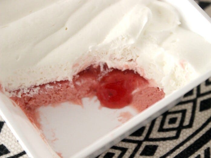 ホイップクリームとベイクドチーズケーキの間にいちごソースが隠れています