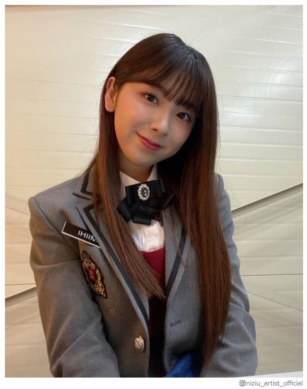 “現役高校生”NiziUミイヒ、制服ショット披露「可愛すぎる」「尊い」と反響