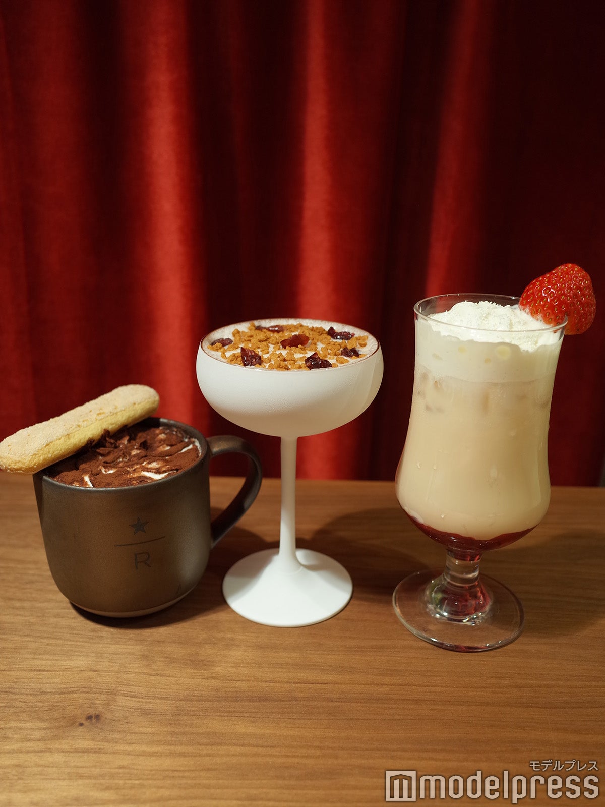 バレルエイジド ティラミス ラテ、ジョイフル メドレー クリーム ティー ラテ with ストロベリー各¥1,300、クランベリー ブリスバー カクテル¥2,200（C）モデルプレス