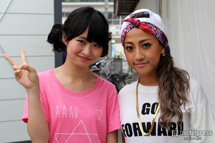 釜石市在住の中学3年生・打越佳奈さん(左)、JASMINE(右)
