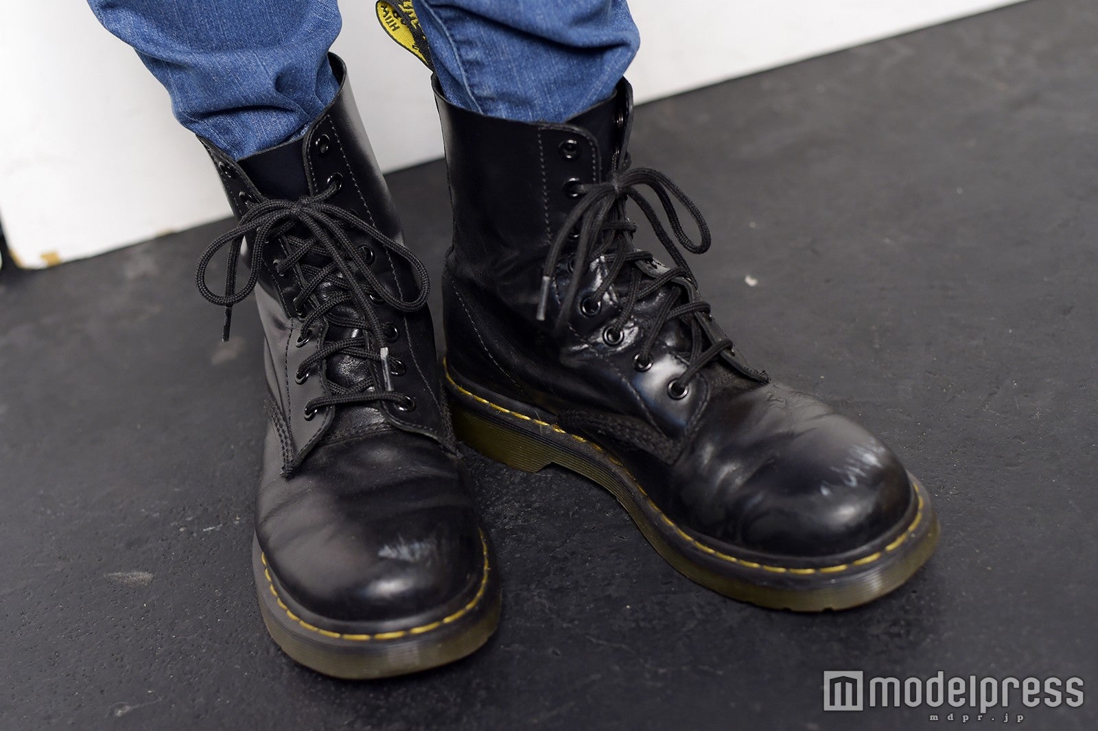 足元はロックに（C）モデルプレス