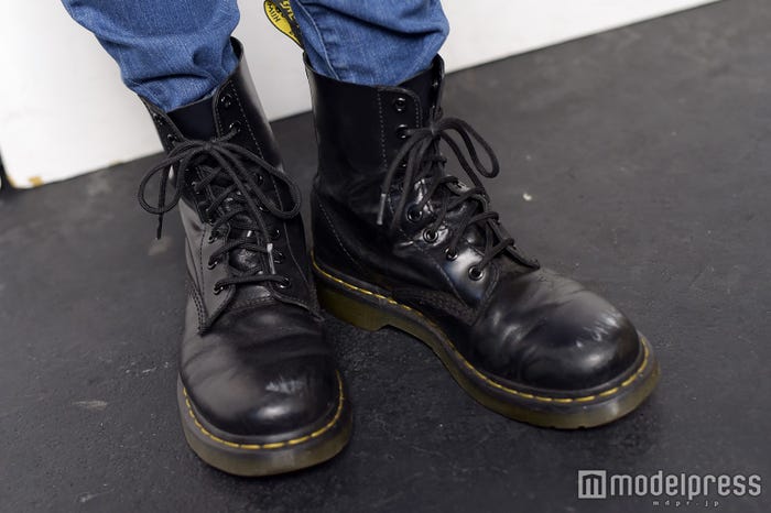 足元はロックに(C)モデルプレス