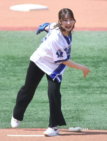 人気女子ゴルファー「人生初の始球式！！練習ではよかったのに、、、」と報告 SNS「次リベンジだ」「そこが可愛い♥♥♥」