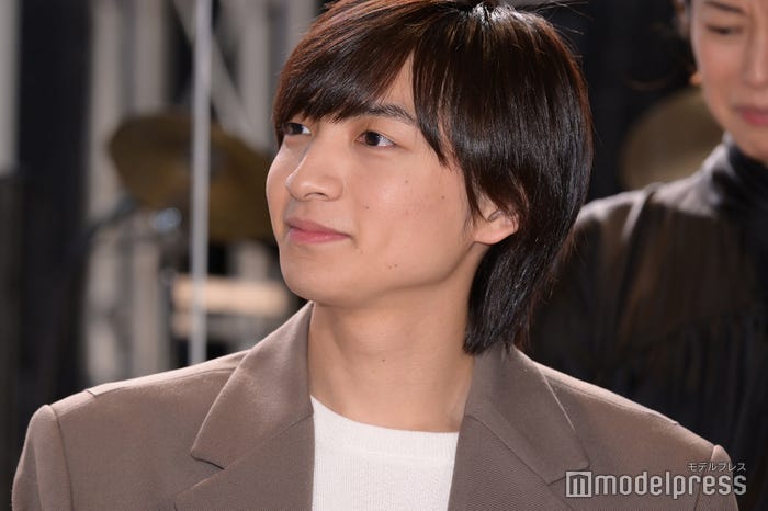 一生懸命司会者の話を聞く川崎皇輝(C)モデルプレス