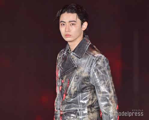 豊田裕大、光沢レザーセットアップで魅力全開 凛とした姿に歓声上がる【ガルアワ2025AW】