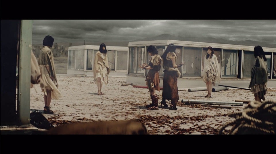 乃木坂46「女は一人じゃ眠れない」MVより（ソニー・ミュージックレコーズ）