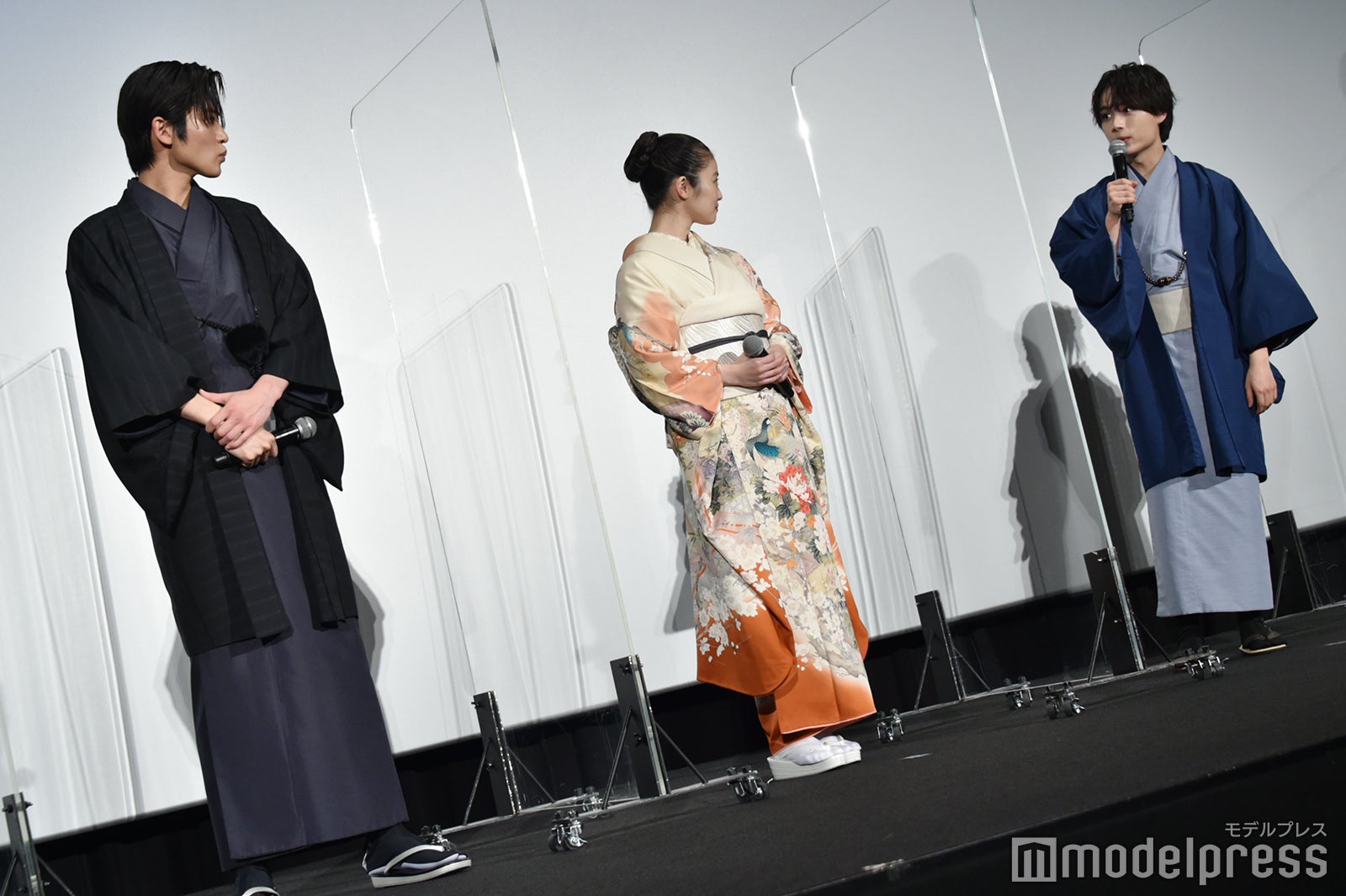 共演シーンがあまりなく、みんなの輪に「入れない」と嘆く大西流星、その話をしっかりと聞く目黒蓮と今田美桜（C）モデルプレス