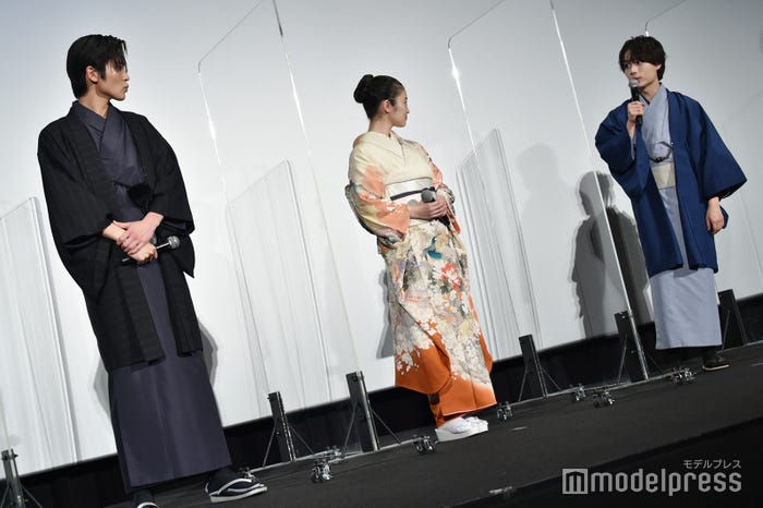 共演シーンがあまりなく、みんなの輪に「入れない」と嘆く大西流星、その話をしっかりと聞く目黒蓮と今田美桜(C)モデルプレス