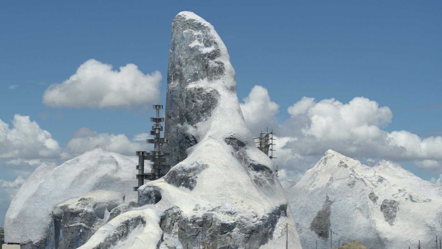 「フローズンキングダム」工事現場の様子（C）Disney