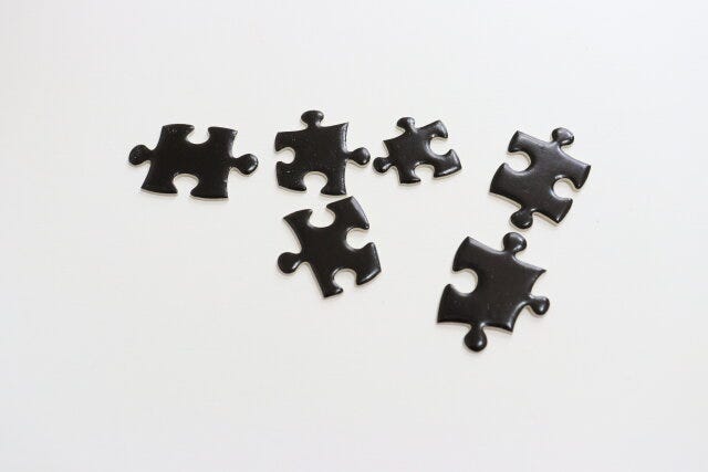 ダイソーの黒いパズルは無地で難易度が高い