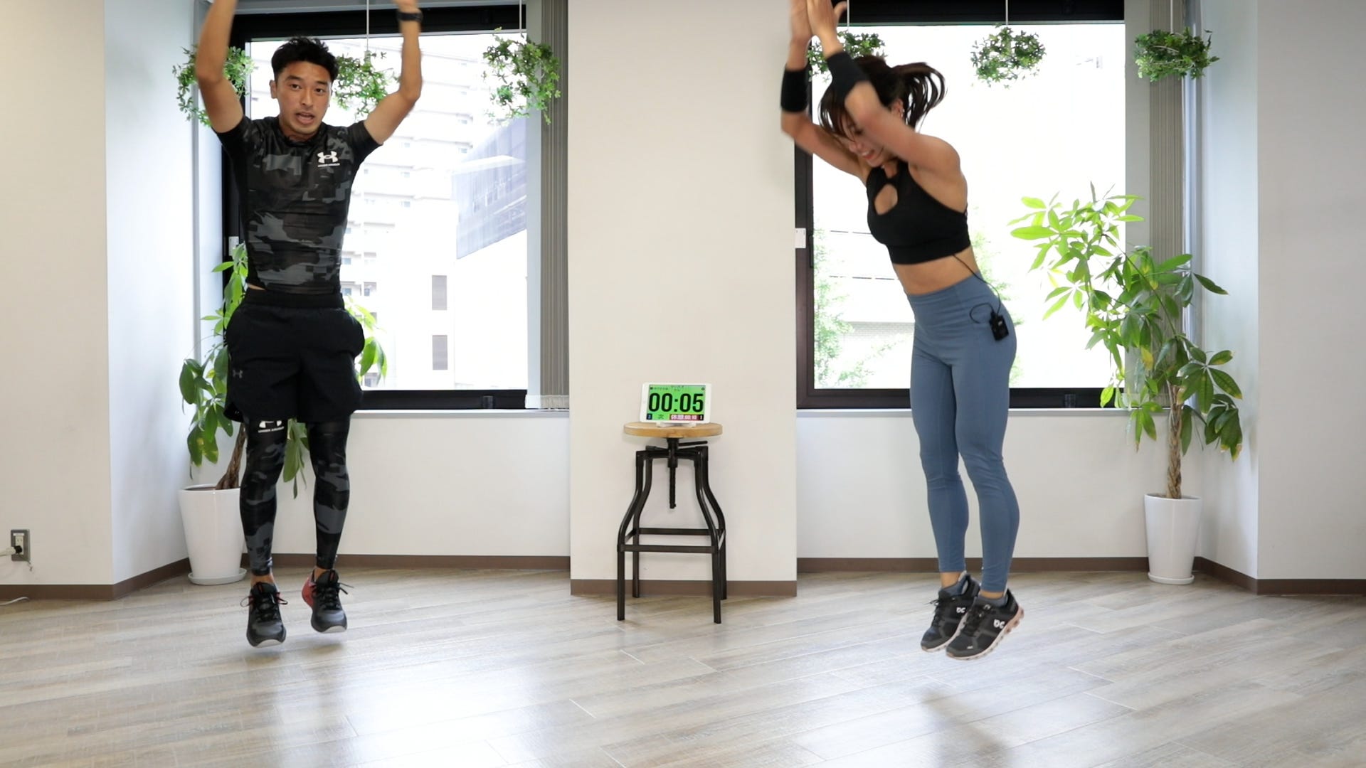 両手を上げてジャンプしている