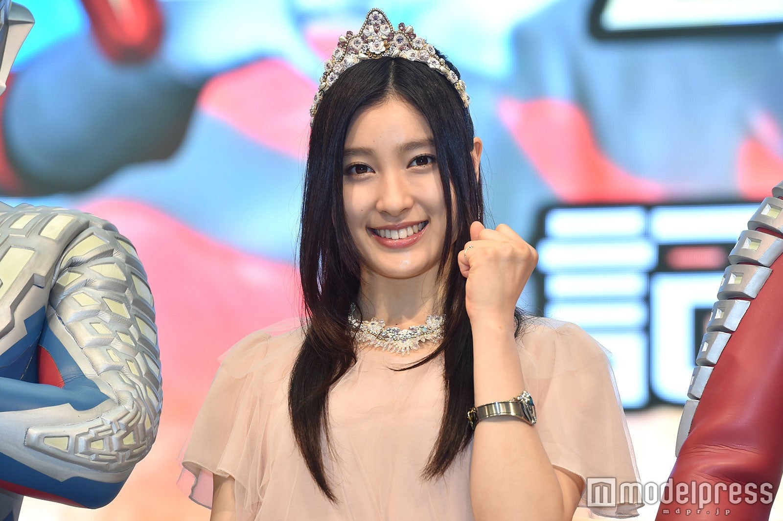 土屋太鳳が大人プリンセスに “憧れ”ヒーローのエスコートに「幸せです」