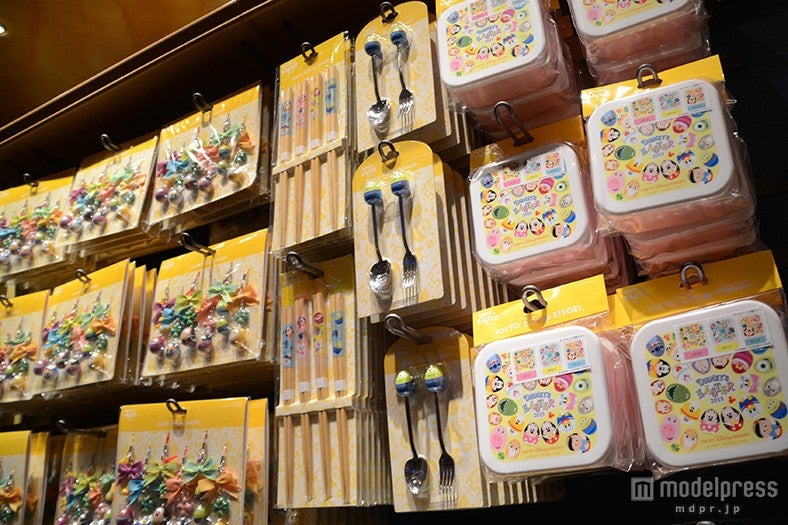 ランチボックスセット￥1500、スプーン＆フォークセット￥1600、はしセット￥2200／共通グッズ