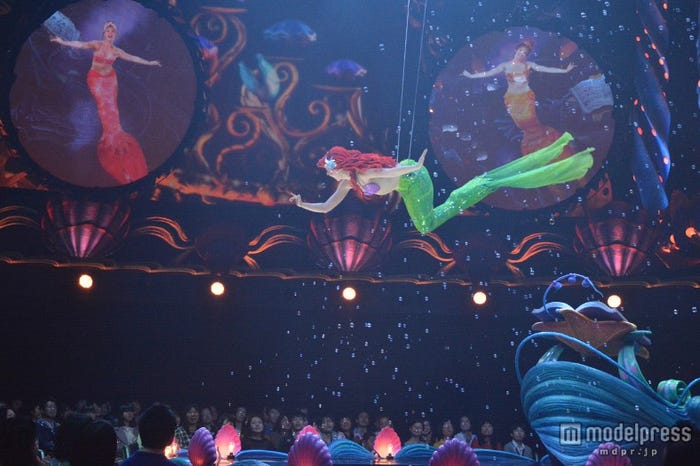 アリエルが近くまで泳いでくる