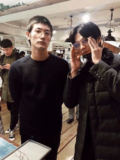 三浦春馬、新田真剣佑とのめがね2ショット公開で反響「イケメン兄弟」