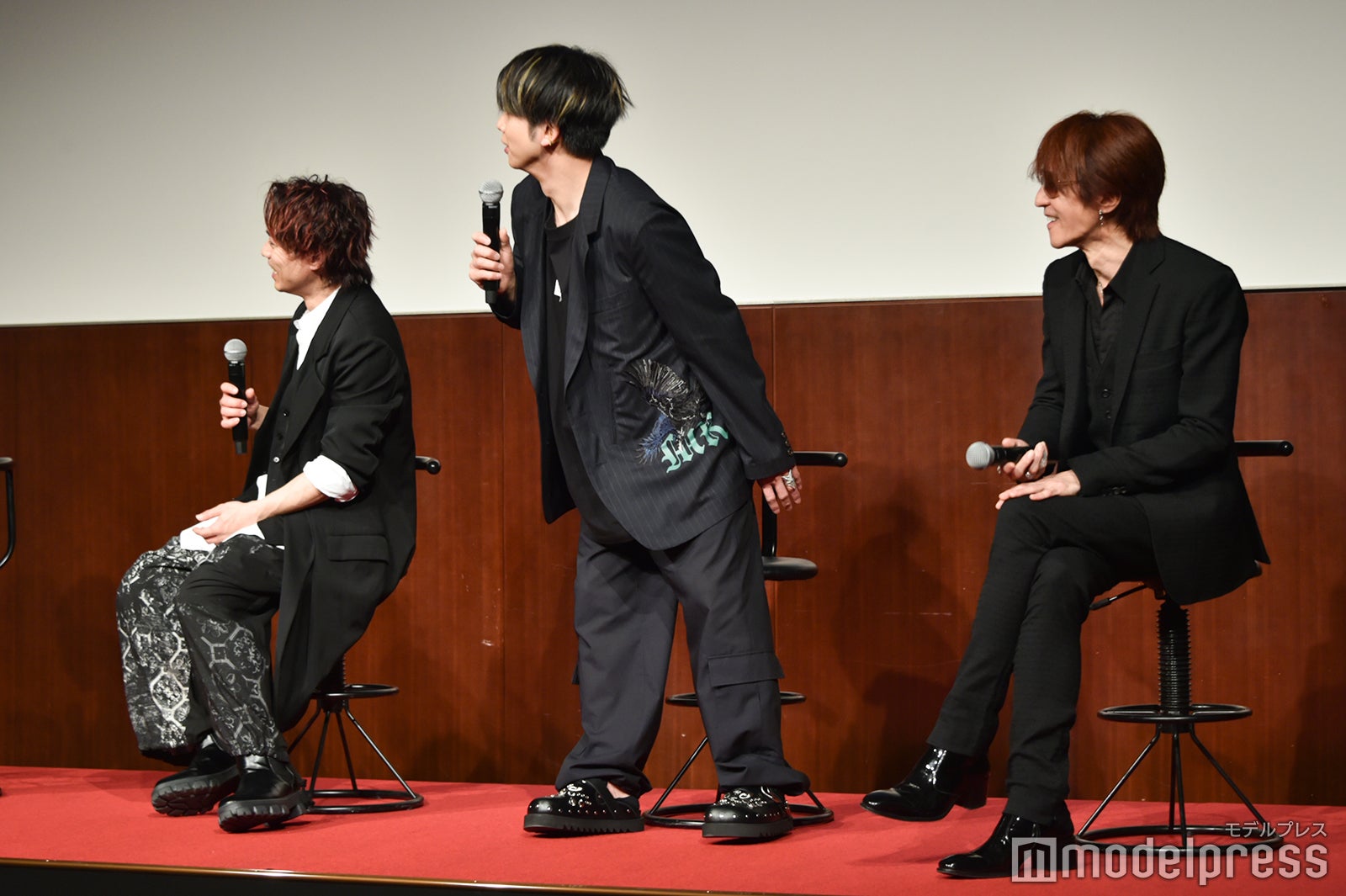 高橋、堤氏、SUGIZOの3人が行ったという舞台の岡山県の山に今すぐ行った方がいいと言われ「行きます！」と立ち上がる増田貴久（C）モデルプレス