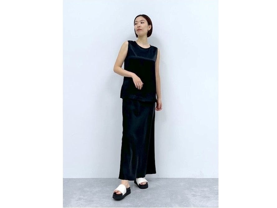 ノースリーブでも肌感が目立ちにくいツヤ素材がいちおし　出典：WEAR