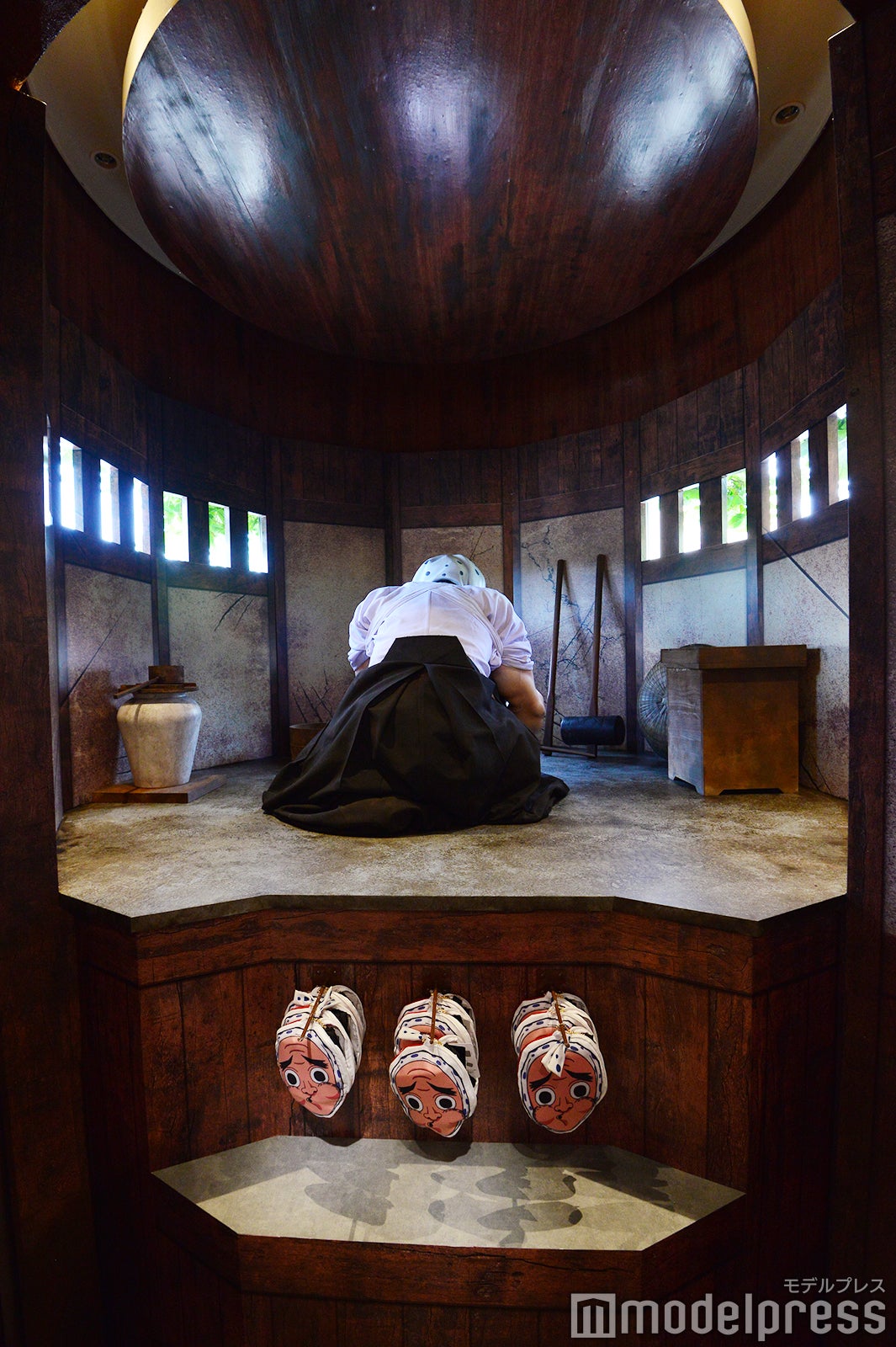 鋼鐵塚蛍のスタチューもあり店内全体で「刀鍛冶の里」を訪れた気分を味わえる（C）モデルプレス