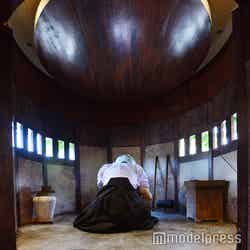 鋼鐵塚蛍のスタチューもあり店内で「刀鍛冶の里」を訪れた気分を味わえる(C)モデルプレス