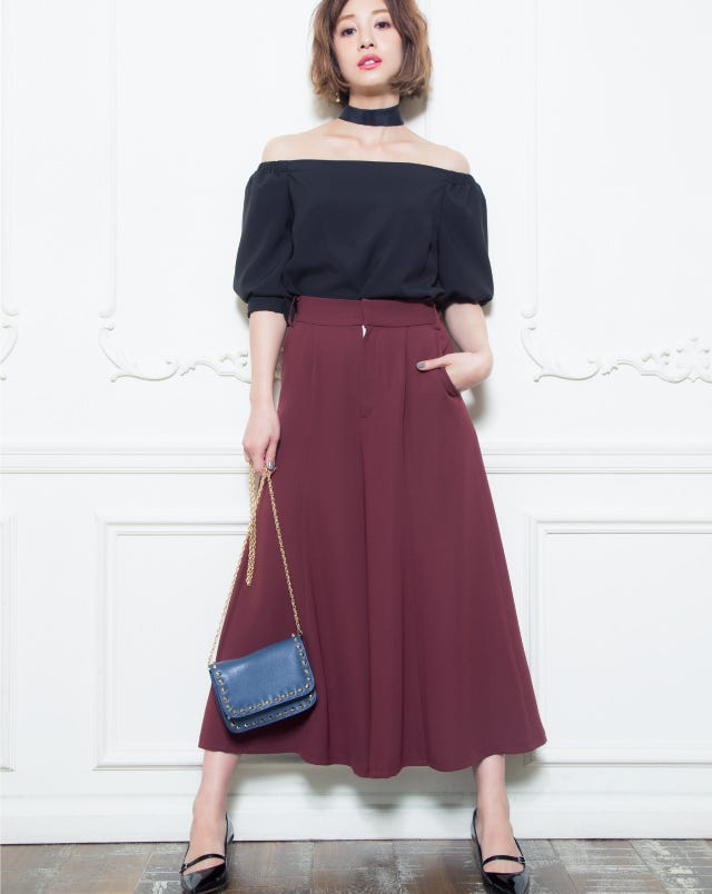 ウエストリボンワイドパンツ¥18,000/マイストラーダ オフショルブラウス¥14,200/FRAY I.D ピアス¥3,250/アビステ シルクスカーフ¥2,980/MOUSSY(バロックジャパンリミテッド) スタッズショルダーバッグ¥20,800/YAHKI(Amazon Fashion) パンプス¥28,000/ファビオ ルスコーニ(トレ トレ 青山本店)(C)TOPLOG