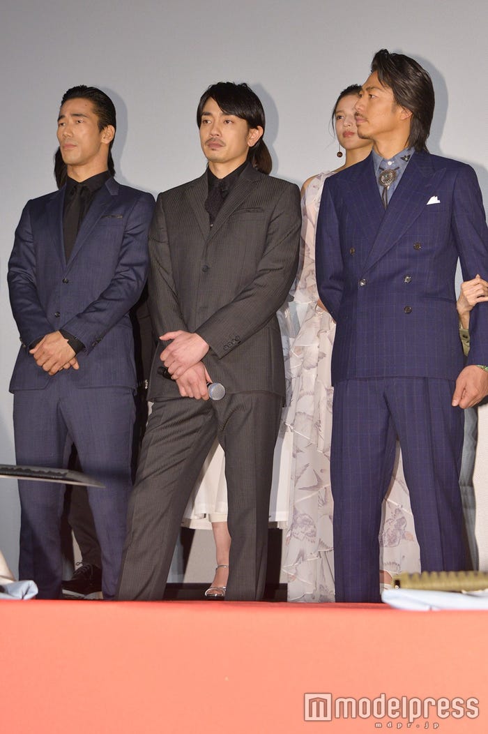 3人がかがんでくれないと後ろは何も見えない…/左から:小林直己、青柳翔、AKIRA/ (C)モデルプレス