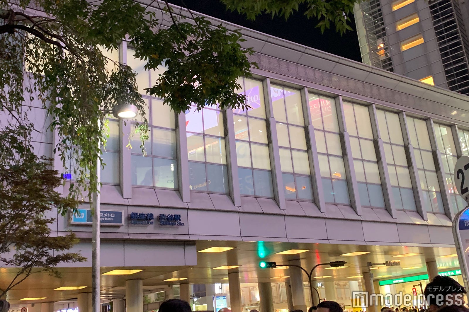 スクランブル交差点が見えないよう目隠しがされた窓／2019年10月26日午後19時頃撮影 （C）モデルプレス