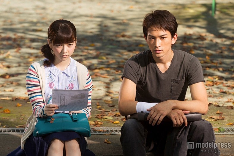 （左から）島崎遥香、町田啓太