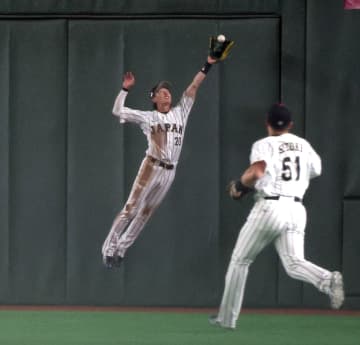 「捕るしかない」チーム救った周東の美守 途中出場で九回に大仕事 快足飛ばしてフェンス間際で好捕 球場大歓声
