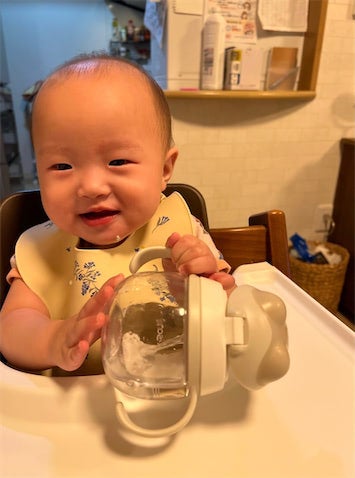第3子妊娠中の小林礼奈、離乳食そっちのけでストローマグに夢中な次女「食べなーい」