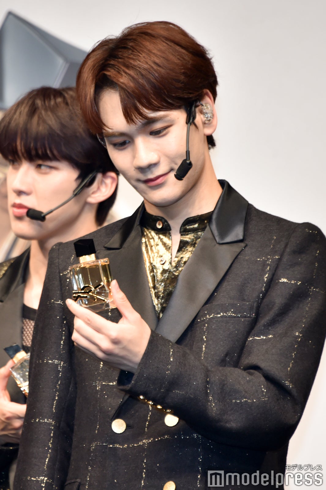 パッケージを見つめる豆原一成 （C）モデルプレス