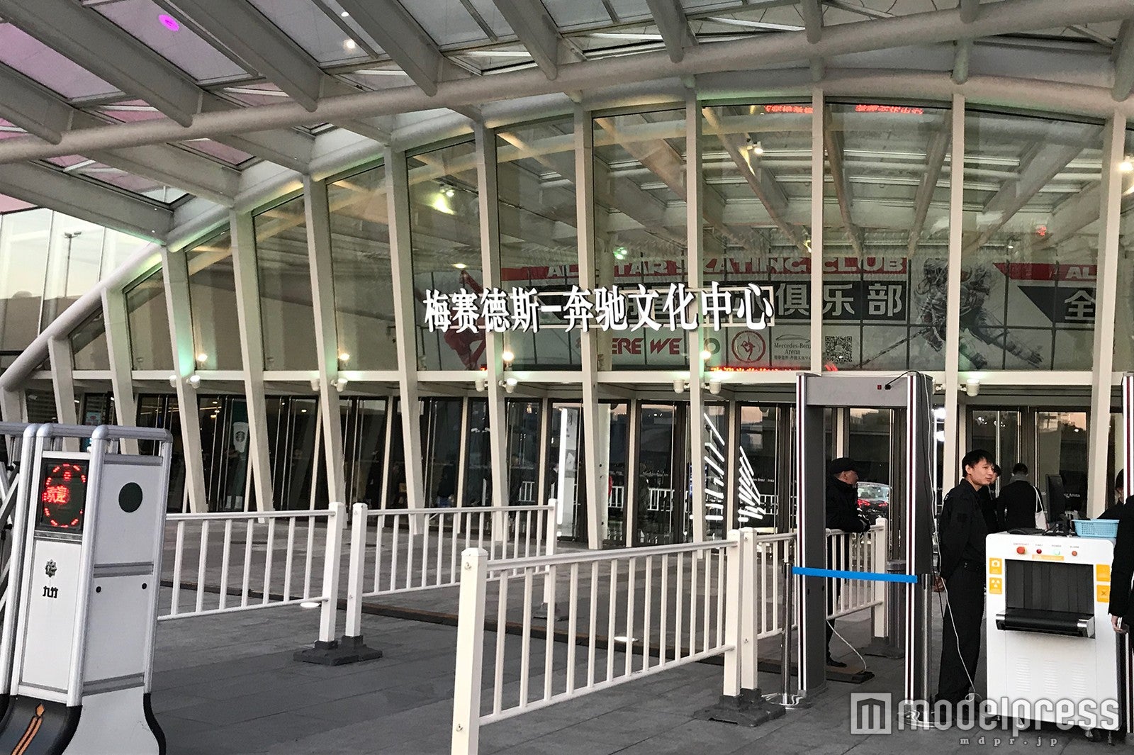 入り口でもセキュリティーチェック（C）モデルプレス