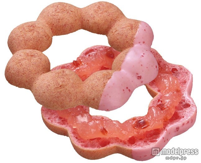 もちもちした食感のポン・デ・リング生地に桜風味のパウダーを練り込み、さくらんぼの果肉入りのフィリングをはさみ、ストロベリーチョコでコーティングした【ポン・デ・さくらんぼ】