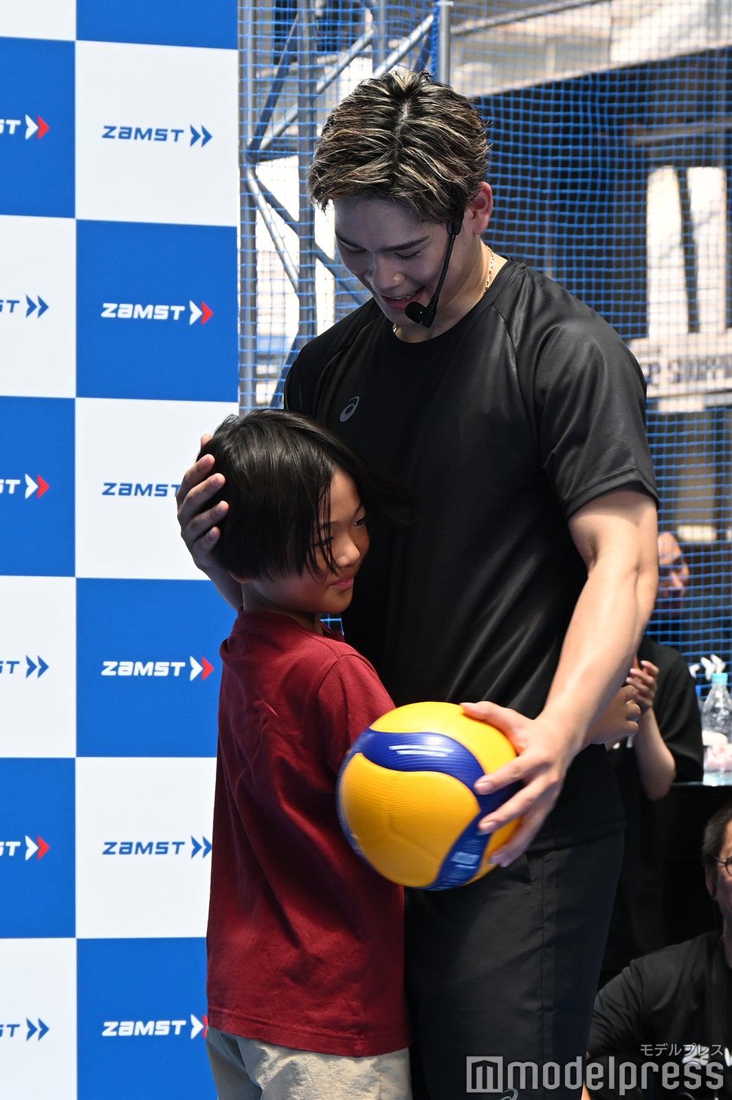レシーブを担当した子どもとハグする西田有志選手（C）モデルプレス