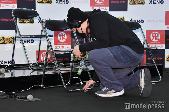 椅子を頑丈に固定するスタッフ/「BreakingDown7」前日会見の模様 (C)モデルプレス