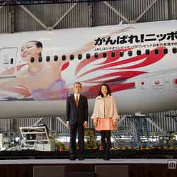 JALの特別塗装機2号機と浅田真央選手（右）