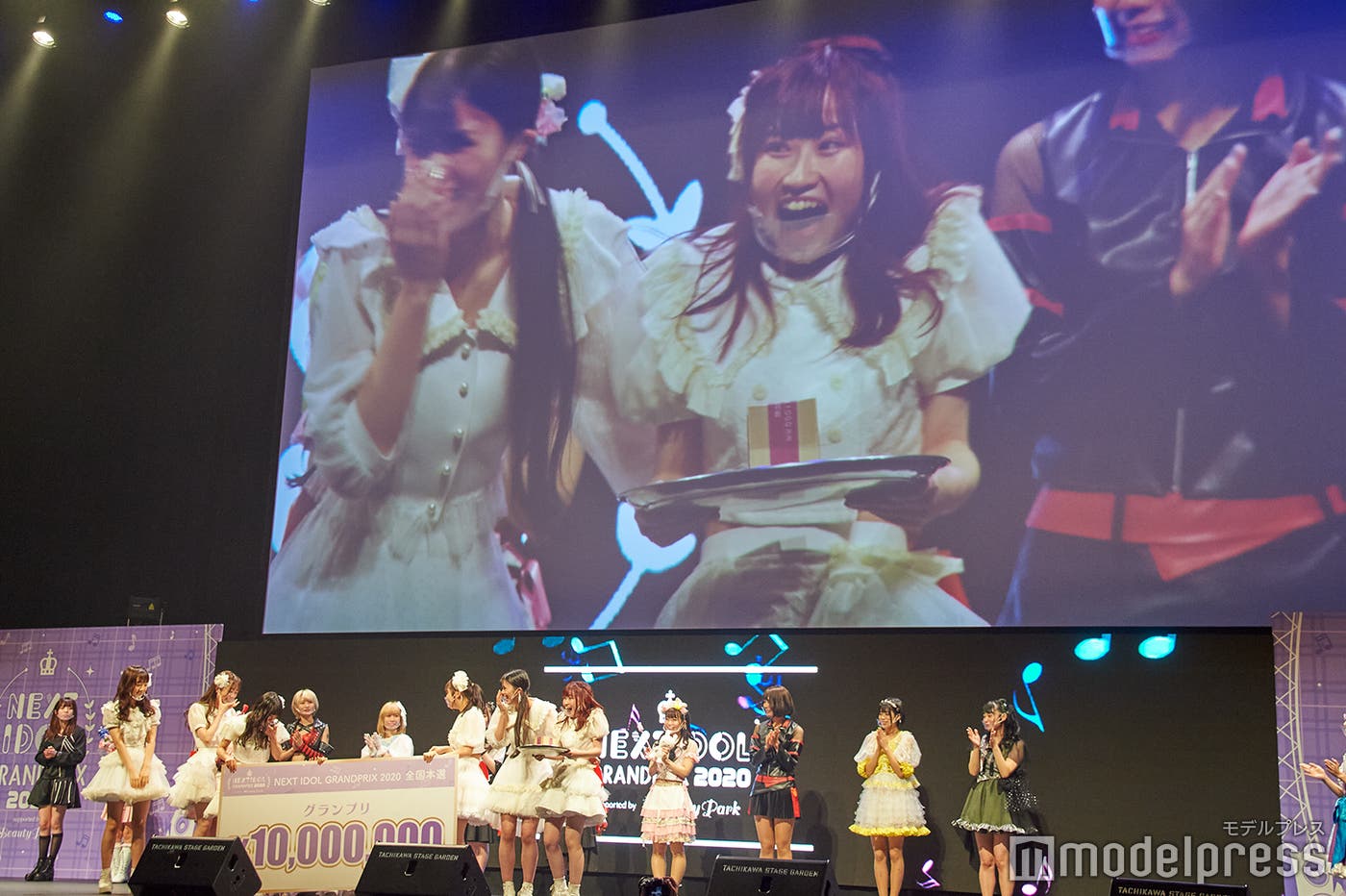 本物の1000万円にメンバーも興奮 (C)モデルプレス