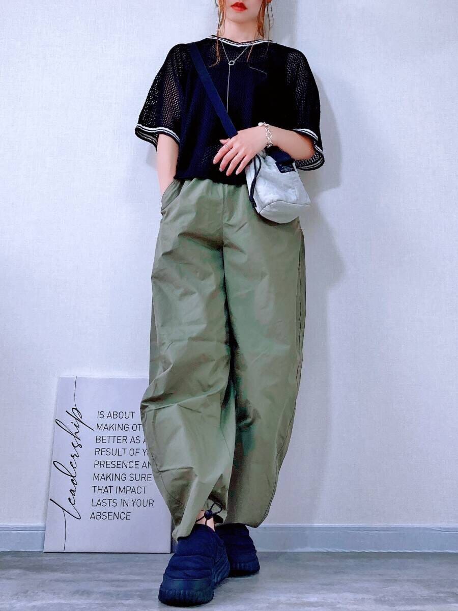 GU　GIRLSメッシュセーター　ブラック×カーキカーゴパンツの大人ストリートコーデ