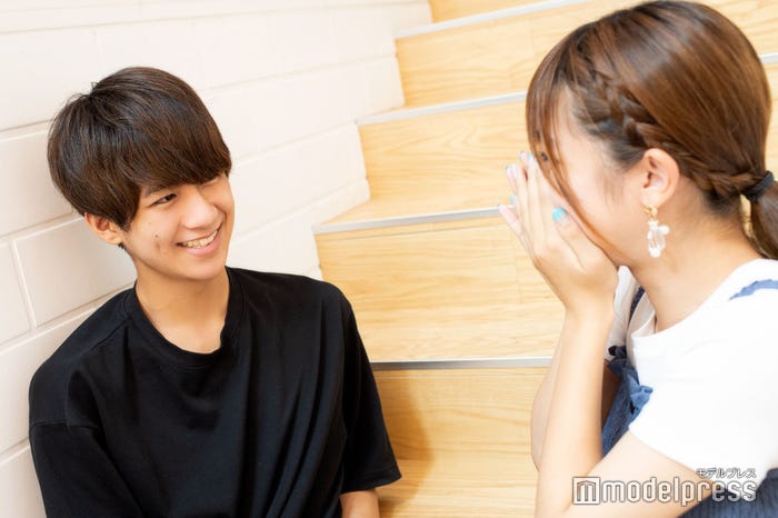 「見つめ合って」とリクエストすると照れまくり(C)モデルプレス