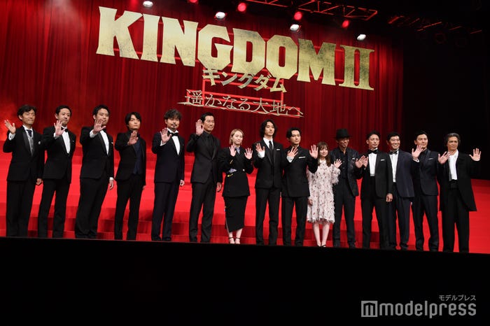 (左から)佐藤信介監督、濱津隆之、三浦貴大、岡山天音、小澤征悦、豊川悦司、清野菜名、山崎賢人、吉沢亮、橋本環奈、佐藤浩市、玉木宏、高嶋政宏、要潤、加藤雅也/「キングダム2 遥かなる大地へ」ワールドプレミアの様子(C)モデルプレス