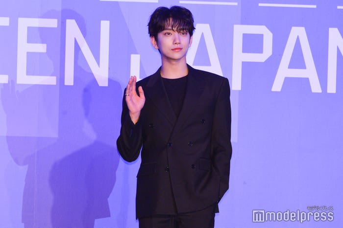 個人フォトセッションで捌ける方向を間違えるも微笑みとともに去っていったJOSHUA (C)モデルプレス